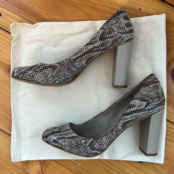 Banana Republic snake print heel. Size 9M - Picture 6 of 8